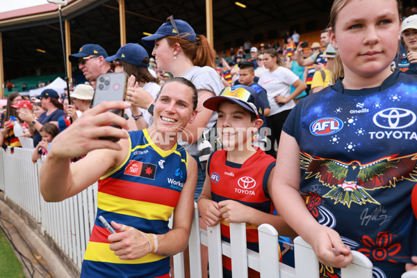 AFLW 2024 First Semi Final - Adelaide v Fremantle - A-55704919