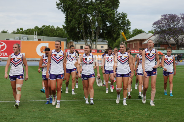 AFLW 2024 First Semi Final - Adelaide v Fremantle - A-55704920