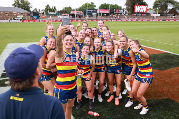 AFLW 2024 First Semi Final - Adelaide v Fremantle - A-55704921