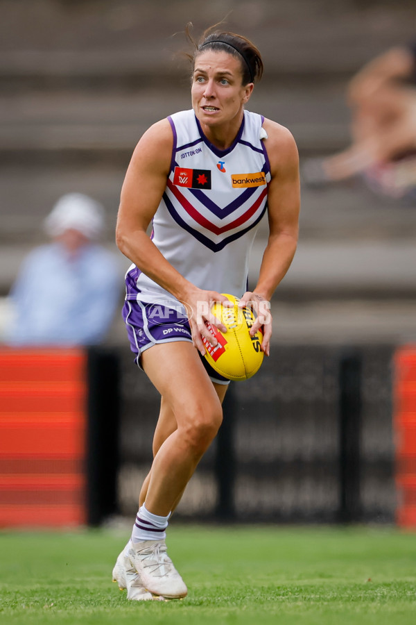 AFLW 2024 First Semi Final - Adelaide v Fremantle - A-55704929