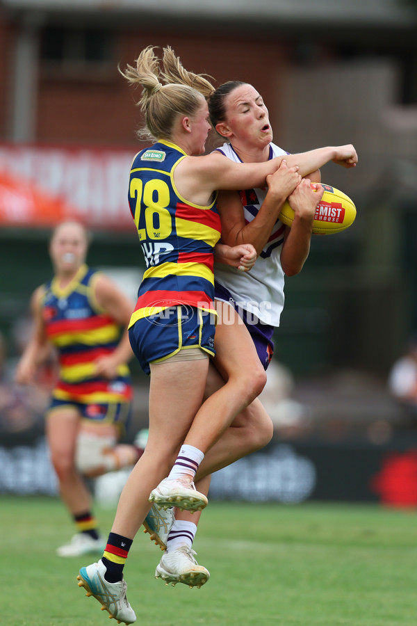 AFLW 2024 First Semi Final - Adelaide v Fremantle - A-55705860