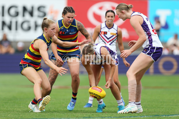 AFLW 2024 First Semi Final - Adelaide v Fremantle - A-55705861