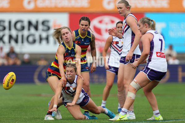 AFLW 2024 First Semi Final - Adelaide v Fremantle - A-55705862