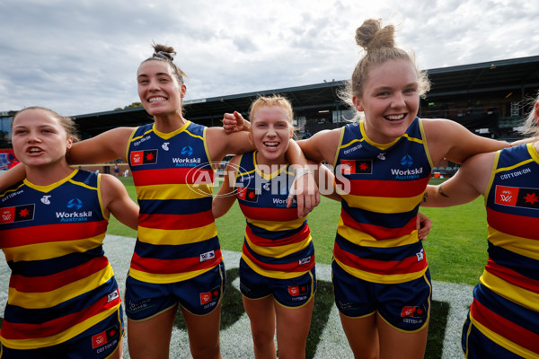 AFLW 2024 First Semi Final - Adelaide v Fremantle - A-55705864