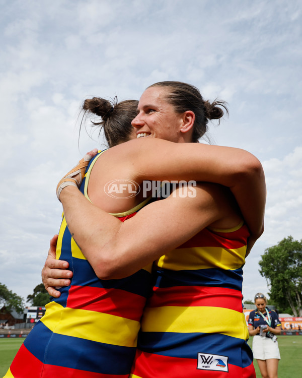 AFLW 2024 First Semi Final - Adelaide v Fremantle - A-55705867