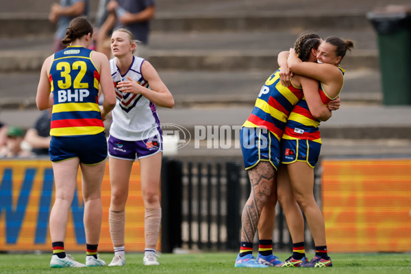 AFLW 2024 First Semi Final - Adelaide v Fremantle - A-55705869