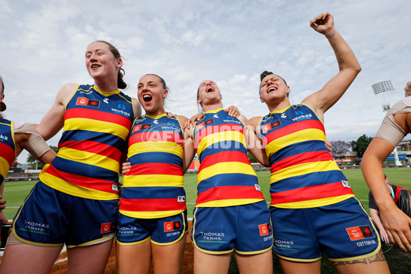 AFLW 2024 First Semi Final - Adelaide v Fremantle - A-55705878