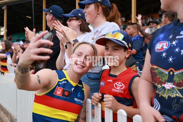 AFLW 2024 First Semi Final - Adelaide v Fremantle - A-55705901