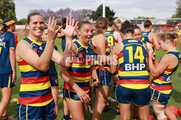 AFLW 2024 First Semi Final - Adelaide v Fremantle - A-55705902