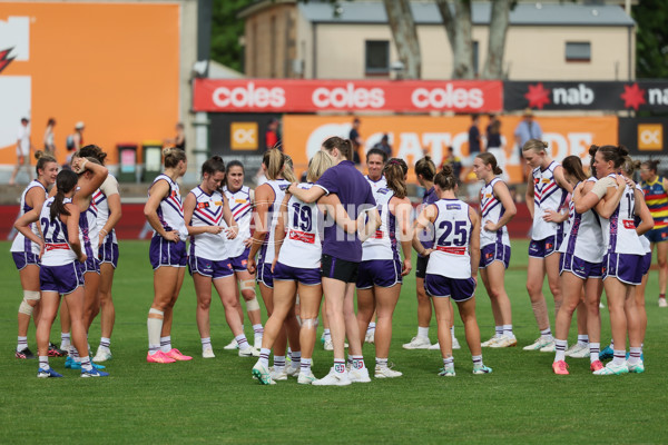 AFLW 2024 First Semi Final - Adelaide v Fremantle - A-55705904