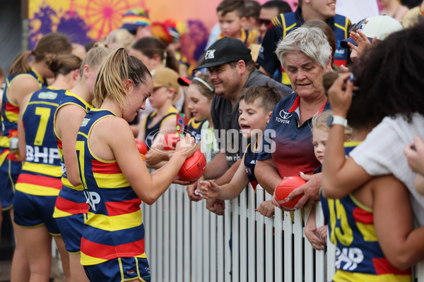 AFLW 2024 First Semi Final - Adelaide v Fremantle - A-55705906