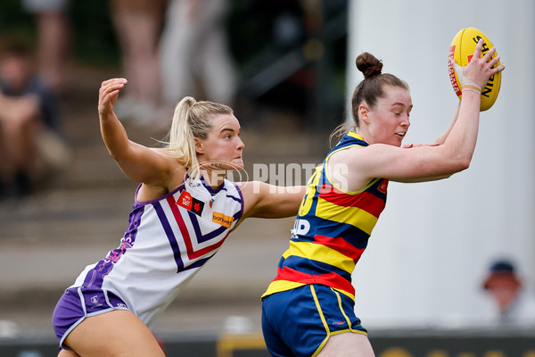 AFLW 2024 First Semi Final - Adelaide v Fremantle - A-55705911