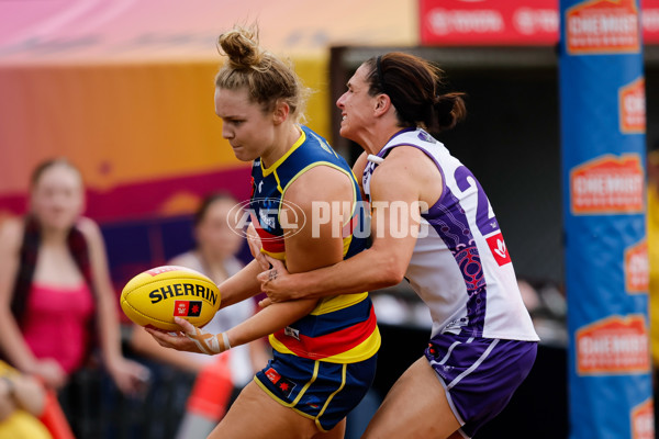 AFLW 2024 First Semi Final - Adelaide v Fremantle - A-55705912