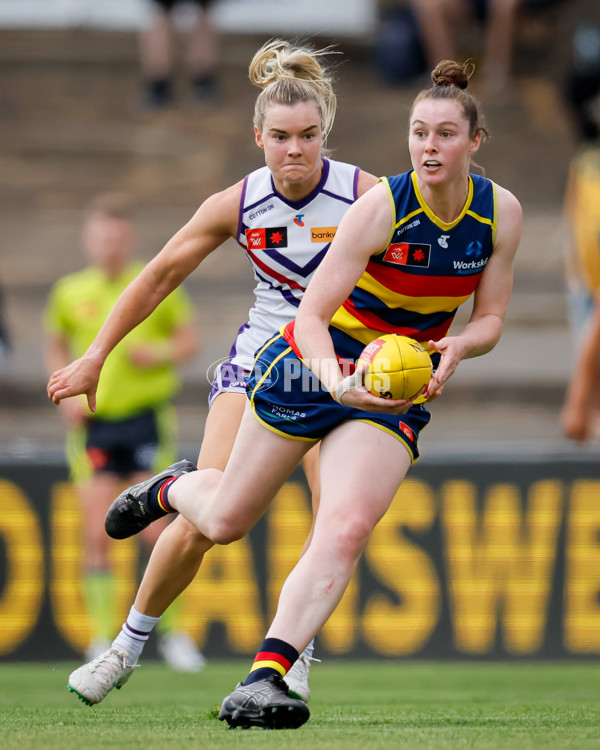 AFLW 2024 First Semi Final - Adelaide v Fremantle - A-55705913