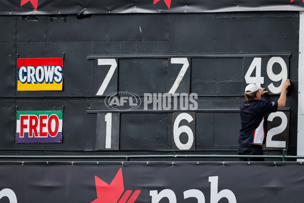 AFLW 2024 First Semi Final - Adelaide v Fremantle - A-55705914