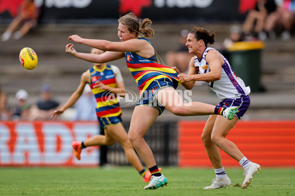 AFLW 2024 First Semi Final - Adelaide v Fremantle - A-55705916