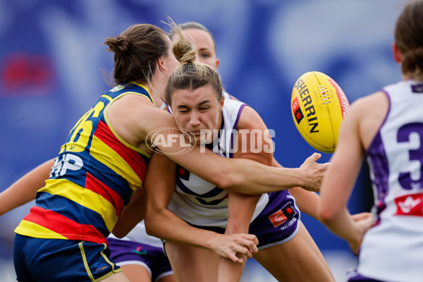 AFLW 2024 First Semi Final - Adelaide v Fremantle - A-55705927