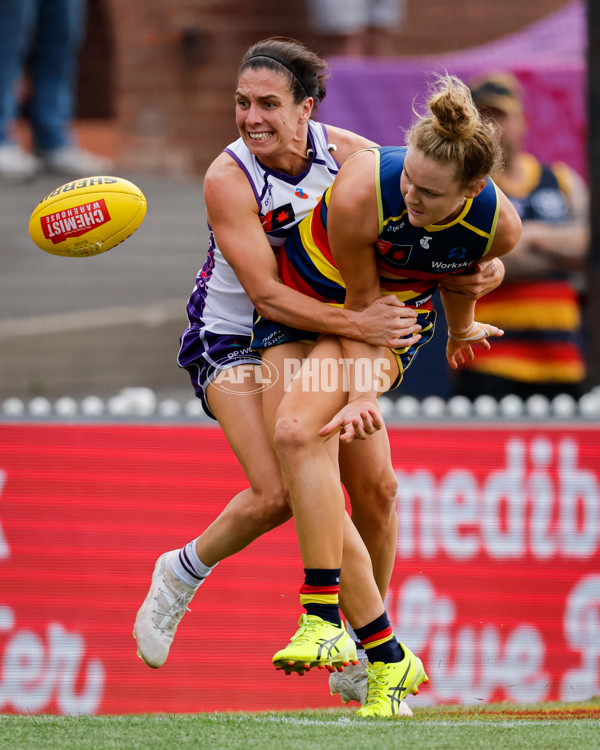 AFLW 2024 First Semi Final - Adelaide v Fremantle - A-55707774