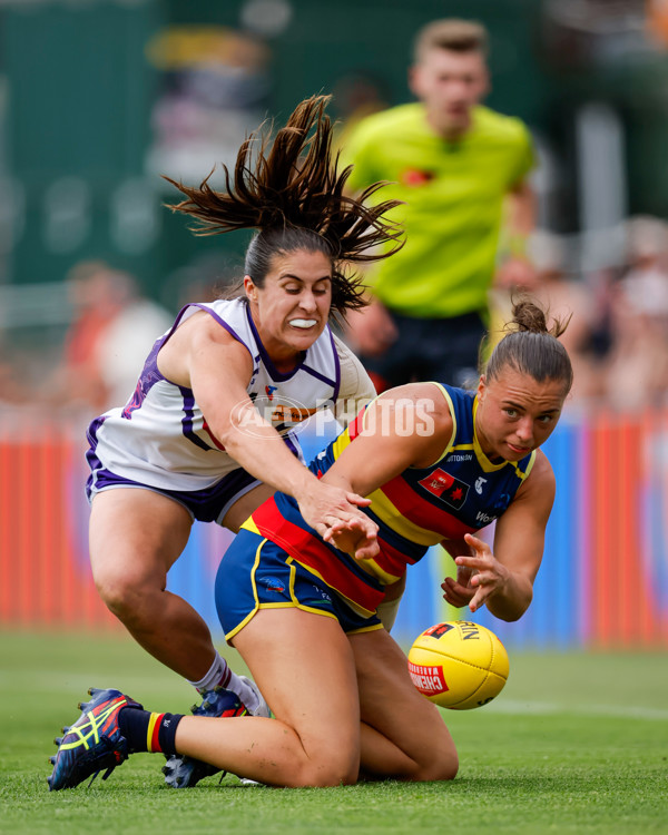 AFLW 2024 First Semi Final - Adelaide v Fremantle - A-55707775