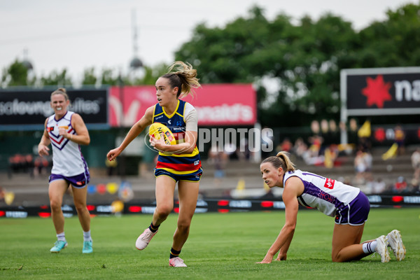 AFLW 2024 First Semi Final - Adelaide v Fremantle - A-55707787