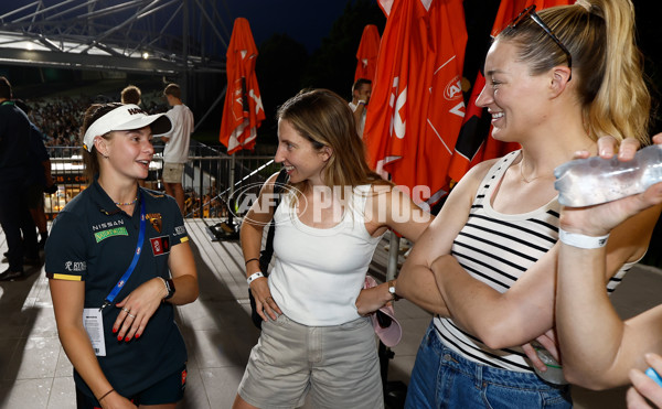 AFLW 2024 Second Semi Final - Hawthorn v Port Adelaide - A-55710082