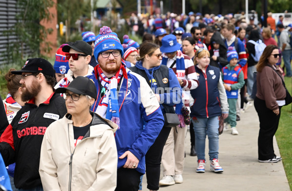 AFL 2025 Match Simulation - Western Bulldogs v Essendon - A-57459699