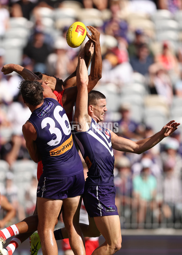 AFL 2025 Round 02 - Fremantle v Sydney - A-58055323
