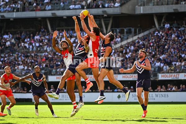 AFL 2025 Round 02 - Fremantle v Sydney - A-58055343