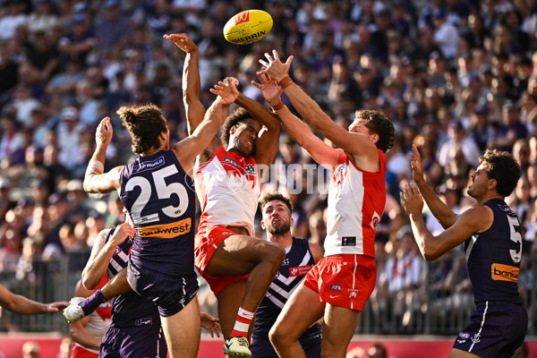 AFL 2025 Round 02 - Fremantle v Sydney - A-58058600