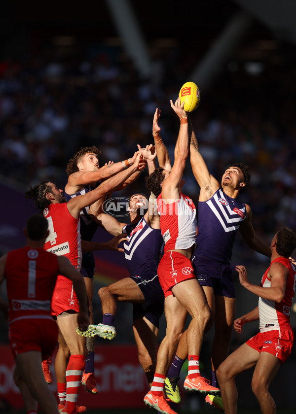 AFL 2025 Round 02 - Fremantle v Sydney - A-58063080