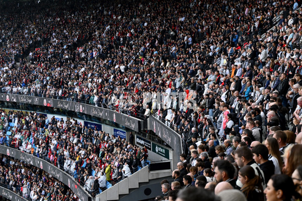 AFL 2025 Round 07 - Collingwood v Essendon - A-58942945