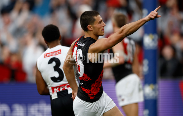 AFL 2025 Round 07 - Collingwood v Essendon - A-58945648