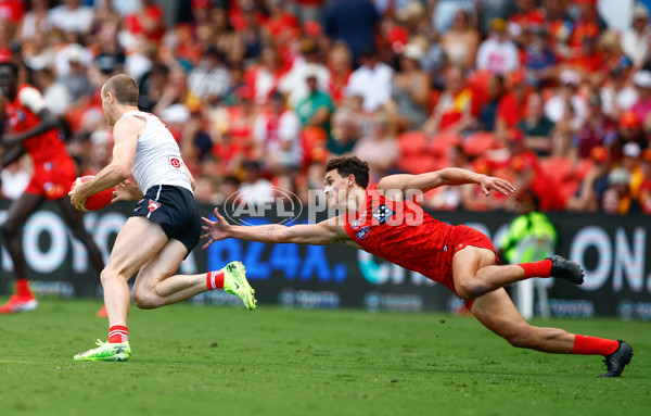 AFL 2025 Round 07 - Gold Coast v Sydney - A-59008174