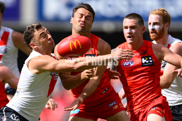 AFL 2025 Round 07 - Gold Coast v Sydney - A-59010365