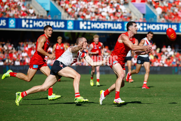 AFL 2025 Round 07 - Gold Coast v Sydney - A-59013139