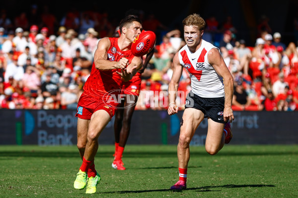 AFL 2025 Round 07 - Gold Coast v Sydney - A-59013142