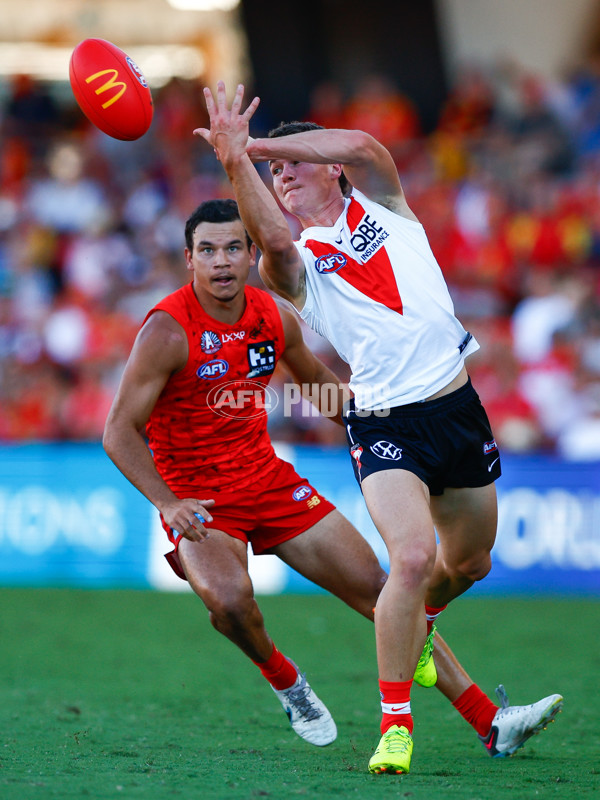 AFL 2025 Round 07 - Gold Coast v Sydney - A-59015495