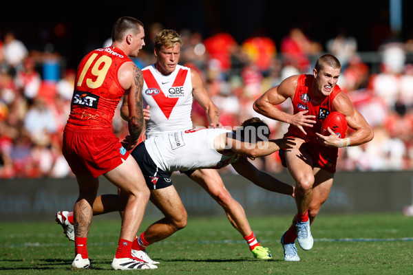 AFL 2025 Round 07 - Gold Coast v Sydney - A-59016272