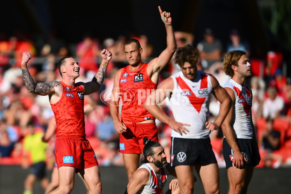 AFL 2025 Round 07 - Gold Coast v Sydney - A-59017953