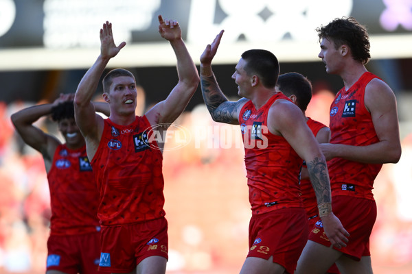 AFL 2025 Round 07 - Gold Coast v Sydney - A-59020647