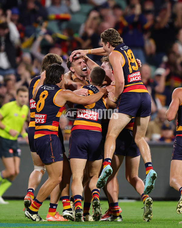 AFL 2025 Round 08 - Adelaide v Carlton - A-59158097