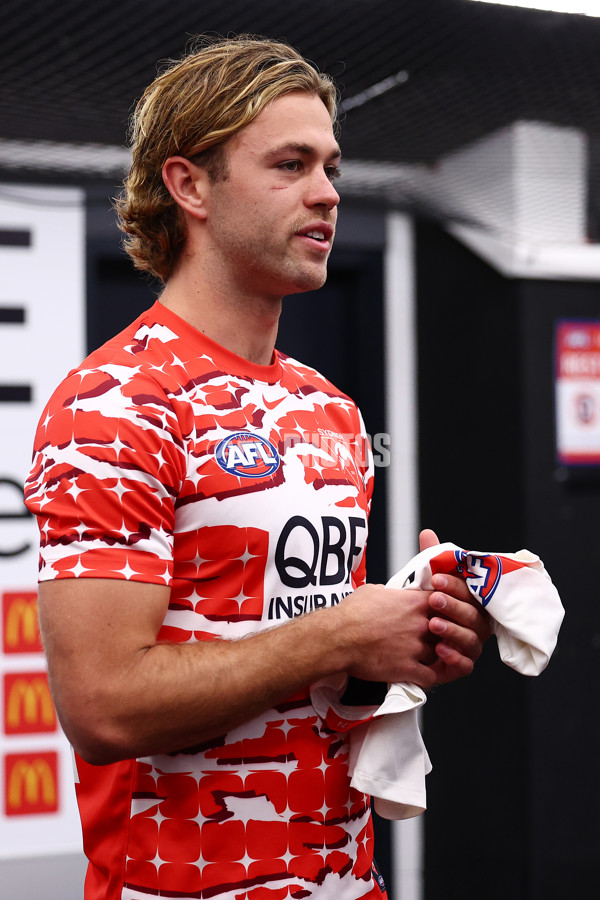 AFL 2025 Round 09 - Essendon v Sydney - A-59373445