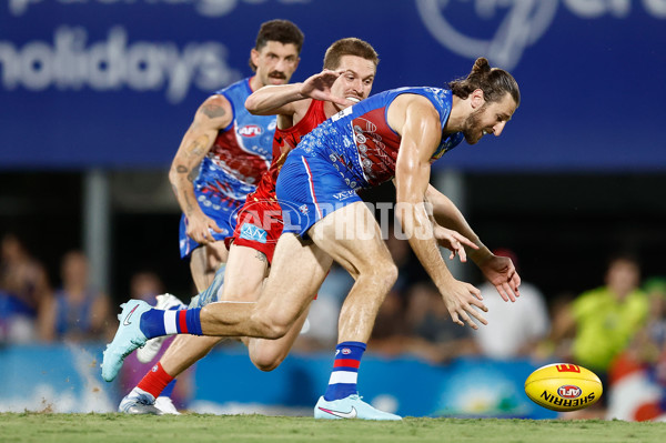 AFL 2025 Round 09 - Gold Coast v Western Bulldogs - A-59389510