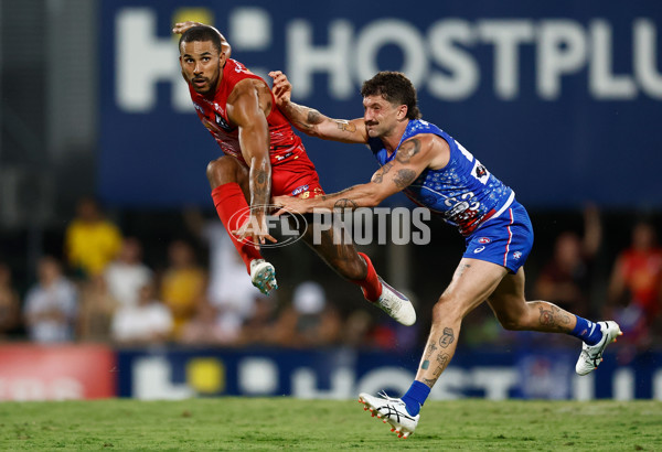 AFL 2025 Round 09 - Gold Coast v Western Bulldogs - A-59397106