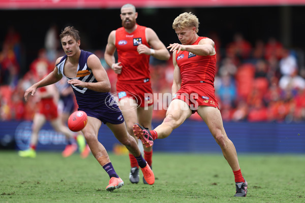 AFL 2025 Round 12 - Gold Coast v Fremantle - A-59751345