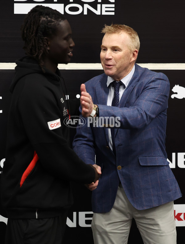 AFL 2025 Round 13 - Carlton v Essendon - A-59906613