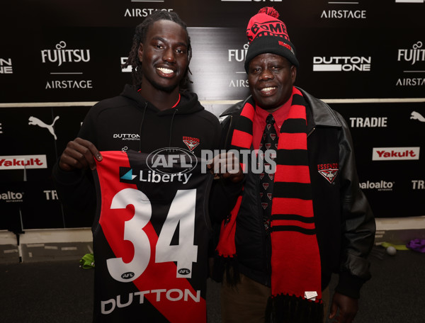 AFL 2025 Round 13 - Carlton v Essendon - A-59906618