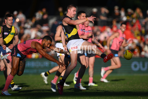 AFL 2025 Round 21 - Gold Coast v Richmond - A-60999583