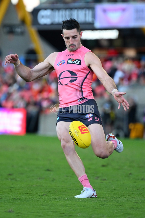 AFL 2025 Round 21 - Gold Coast v Richmond - A-61004547