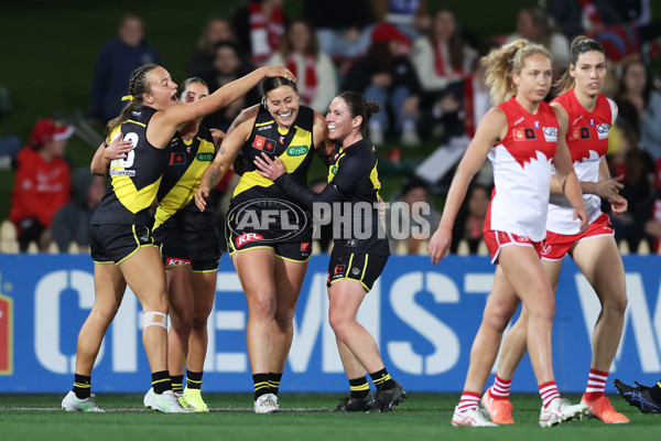AFLW 2025 Round 01 - Sydney v Richmond - A-61371142
